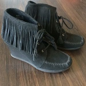 Minnetonka black suede fringe wedge booties 8.5